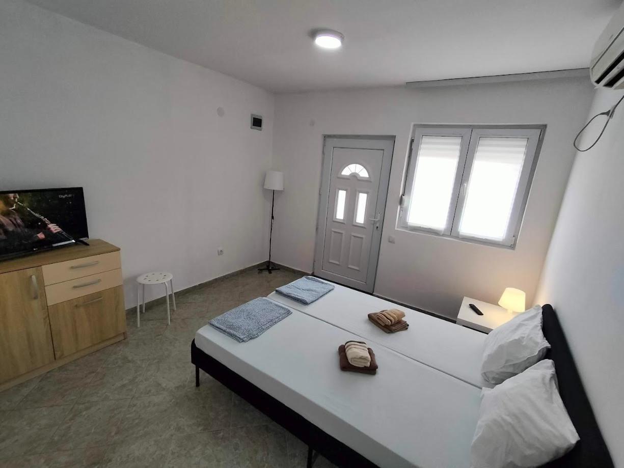 A1 - Airport Apartment *